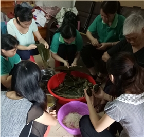 端午節包粽子