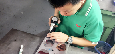 毅順團隊加工作業中