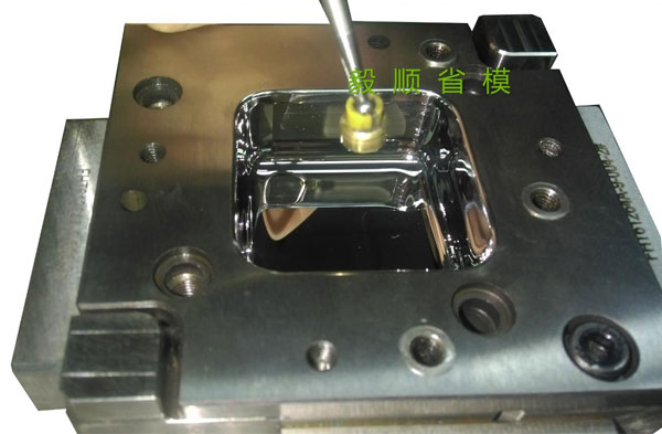 蘋(píng)果充電器左右蓋模具省模拋光